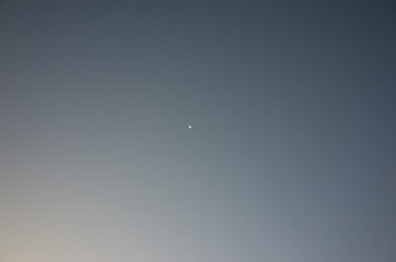 einfärbiger Himmel mit Mond 