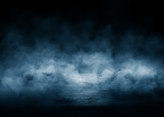 Donkerblauwe abstracte futuristische achtergrond. Laser neonstralen. Neonlicht, reflectie op het asfalt, rook, smog