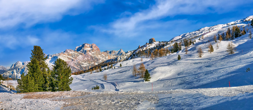 Am Falzarego Pass, Dolomiten