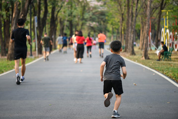 Obraz premium boy run fast on park running track