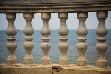 weiße Säulen vor dem Meer