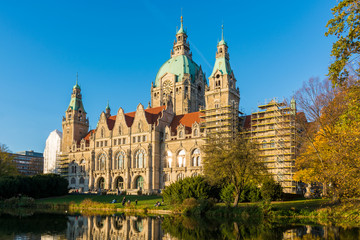 Fototapeta na wymiar The city hall of Hanover with autum colours