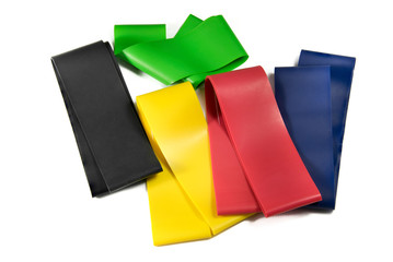 Elásticos de varios colores según su dureza usados para hacer ejercicios físicos.