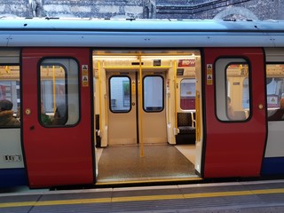 London underground, Tube train door