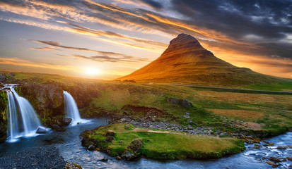 Szenisches Bild von Island. Unglaubliche Naturkulisse bei Sonnenuntergang. Tolle Aussicht auf den berühmten Berg Kirkjufell mit buntem, dramatischem Himmel. beliebter Ort für Fotografen. Die bekanntesten Reiseziele