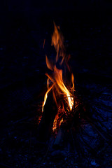 Lodernde Flammen eines romantischen Lagerfeuers beim Camping erhöhen Brandgefahr und Gefahr von...