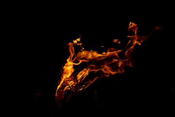 Lodernde Flammen eines romantischen Lagerfeuers beim Camping erhöhen Brandgefahr und Gefahr von Brandwunden ebenso wie Waldbrand und Verbrennungen von Würstchen und Grillgut