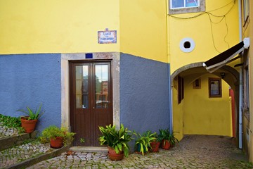 Fototapeta na wymiar vicolo caratteristico nel borgo di Sintra, una piccola cittadina turistica situata nel distretto di Lisbona in Portogallo