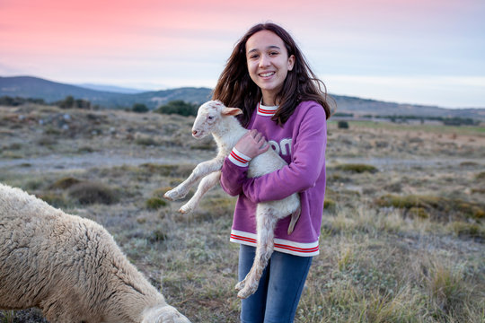 Ni&ntilde;a sosteniendo un cordero reci&eacute;n nacido