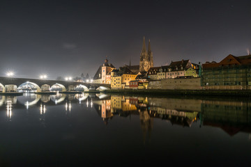 Kurz vor dem Silvester Feuerwerk in Regensburg mit Blick auf den Dom und die steinerne Brücke, Silvester 2019-2020, Deutschland