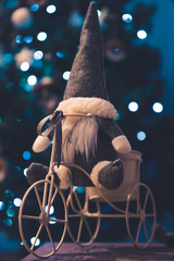 Un lutin qui fait du vélo