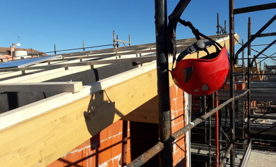 Lavori in corso nel cantiere edile in primavera - sicurezza