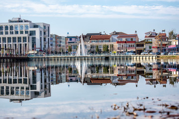 Obraz premium the city reflected in the water