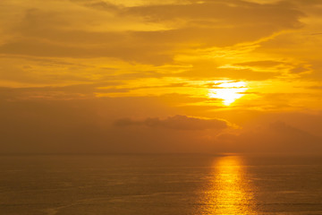 Obraz premium Beautiful sunset at the sea in phuket, the southern of thailand