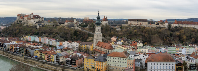 Fototapeta premium Blick auf Burghausen mit Kirche und Brug