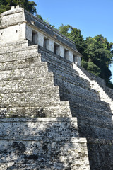 Fototapeta na wymiar Pyramide maya à Palenque dans le Chiapas, Mexique