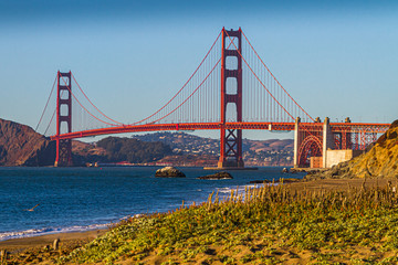 Golden Gate Bridge mit Bakers Beach am Abend