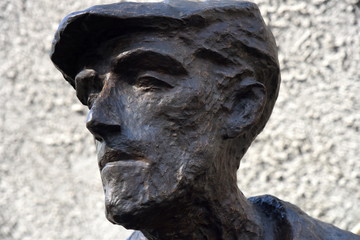 Büste eines Kämpfers am Denkmal des Warschauer Aufstands