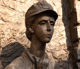 Büste einer Kämpferin am Denkmal des Warschauer Aufstands