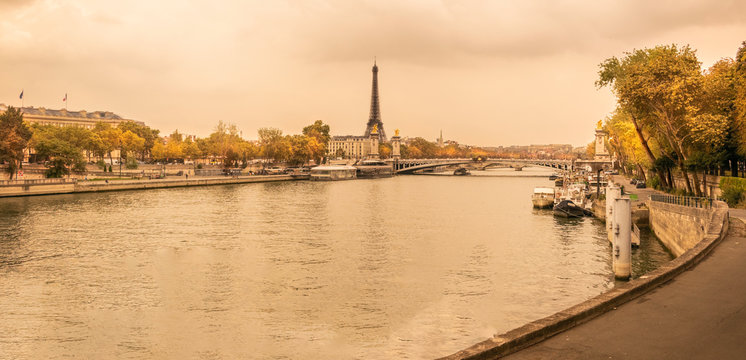 Rio Sena com Torre Eiffel em vista panoramica