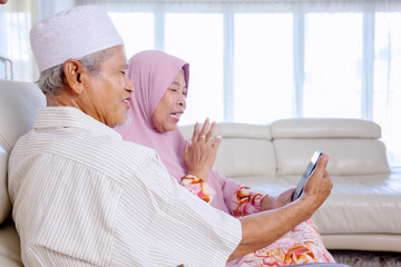 Elderly couple talking to their grandchildren