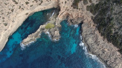 vista aérea del mar medieterraneo vista de pájaro de olas rompiendo en la costa. Vista cenital de mar