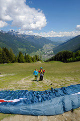 gleitschirmflieger an der elferwiese im stubaital