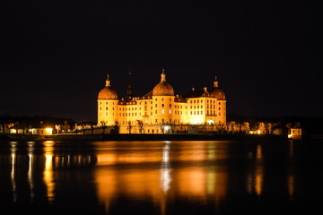Fototapeta na wymiar Moritzburg bei Nacht