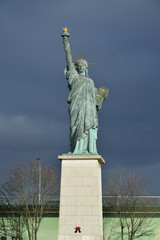 Obraz premium Paris, France : la statue de la Liberté, de Bartholdi, et le pont de Grenelle à l'extrémité sud de l'île aux Cygnes.
