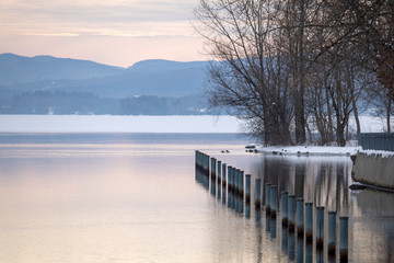 Naklejka premium Lac Memphrémagog en hiver, Magog, Québec Canada