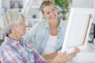 Obraz premium pretty mother and daughter talking about frames