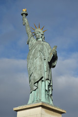 Fototapeta premium Paryż, Francja: Statua Wolności autorstwa Bartholdiego i most Grenelle na południowym krańcu Ile aux Cygnes.