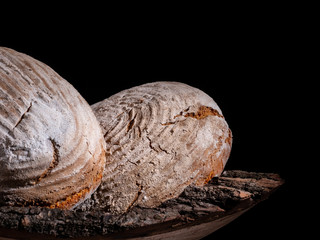 Rustikales Brot in Holzschale