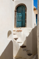 Fototapeta na wymiar Tür in Emborió auf Santorin in Griechenland