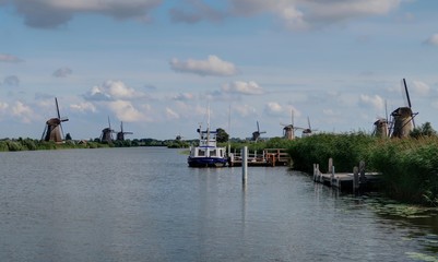 Fototapeta na wymiar Polder et moulins de Kinderdijk (Pays-bas)