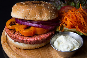 Hamburguesa con pimiento y zanahoria