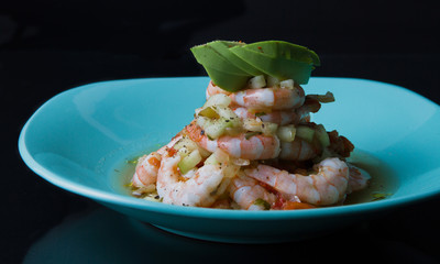 Ceviche de camarón con aguacate, pepino, jitomate y cebolla. 