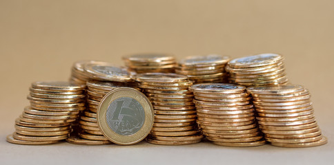 Fundo com moedas de um Real - Brasil