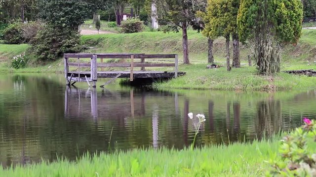 Lago com &aacute;guas tranquilas