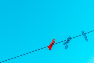 Pinzas de ropa en un alambre