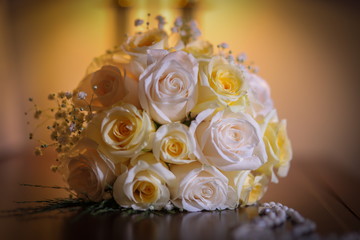 Ramo de rosas blancas y amarillas con fondo amarillo
