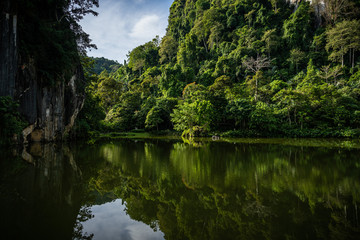 Obraz premium Scenic mountains and lake view in Tambun, Perak