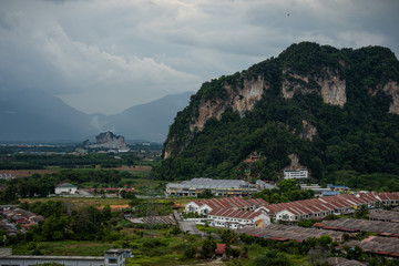 Fototapeta na wymiar Scenic view of Ipoh town with Mountains lansdcapes.