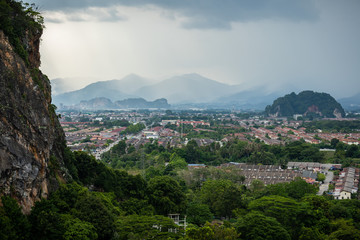 Fototapeta na wymiar Scenic view of Ipoh town with Mountains lansdcapes
