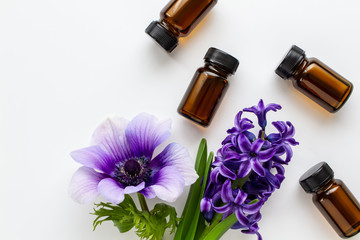 エッセンシャルオイル　紫の花と茶色のアロマボトル　アロマセラピーイメージ