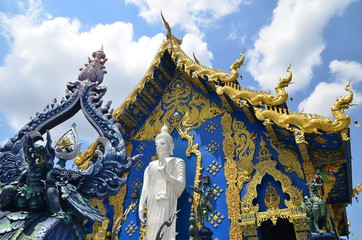 Fototapeta na wymiar Wat rong suea ten Changrai Thailand