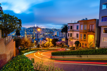 Naklejka premium Lombard Street at Twilight