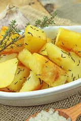 pommes de terre rissolées sur une table en bois