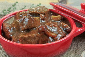 viande en sauce, cuisiné aux champignons