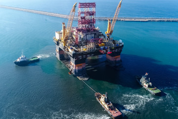 Drilling platform in the port. Towing of the oil platform